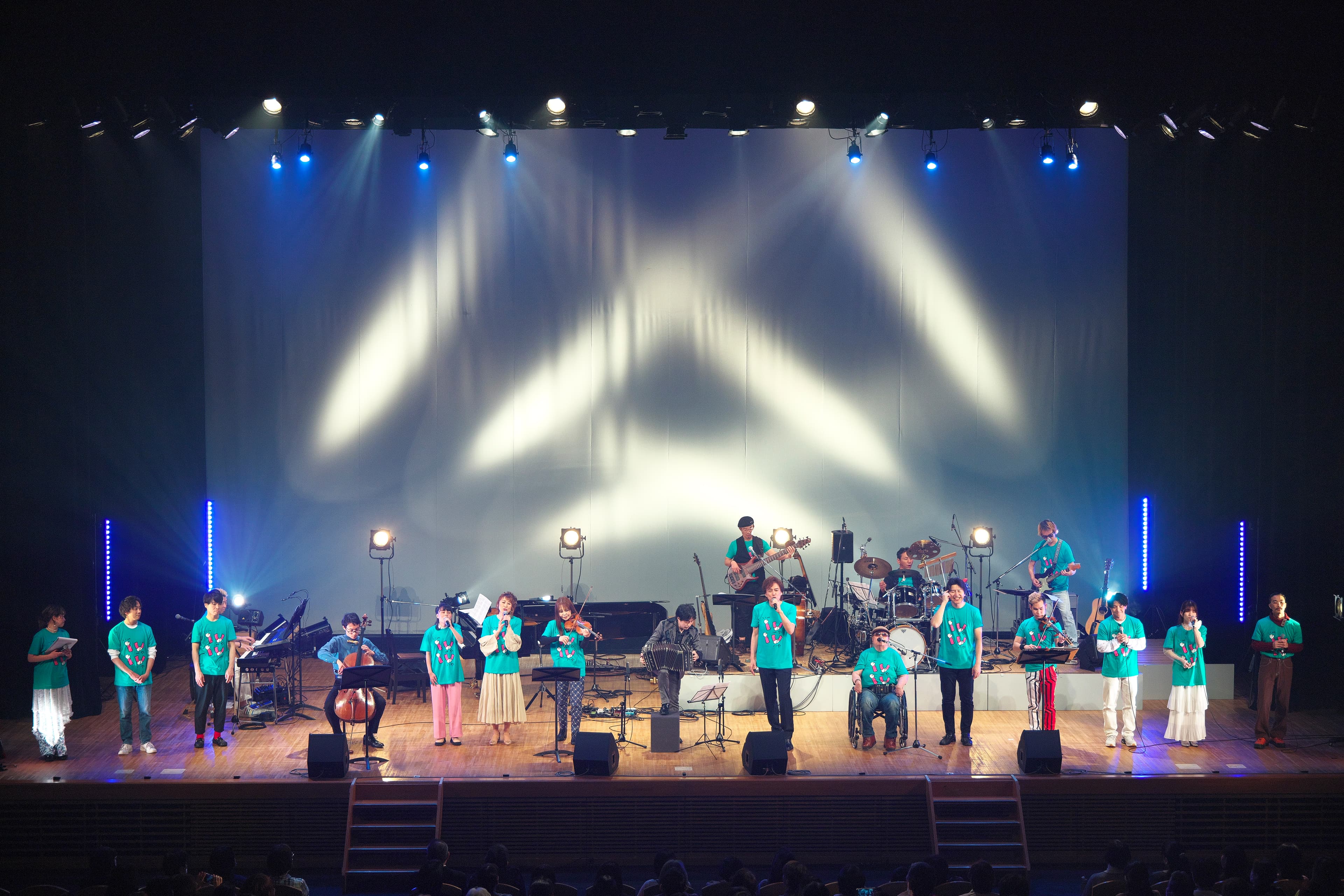 ライブインクルーシブ2025フィナーレの画像。グリーンのTシャツを着たバンドメンバー含めた16人が舞台に横に並ぶ